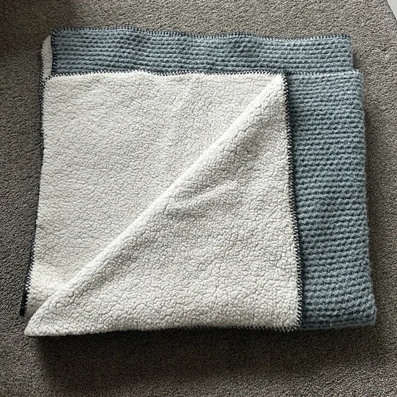 Pottery Barn Thermal Sherpa Back Knit Throw - Picture 2 of 4